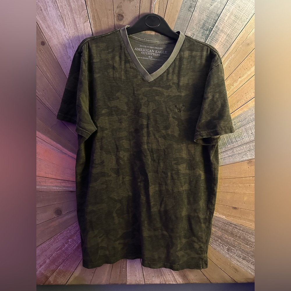 American Eagle Outfitters Men's Dark Green Camo V-Neck Tee